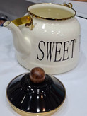 کتری لعابی طرح Sweet Home مدل دسته چوبی کرم و مشکی