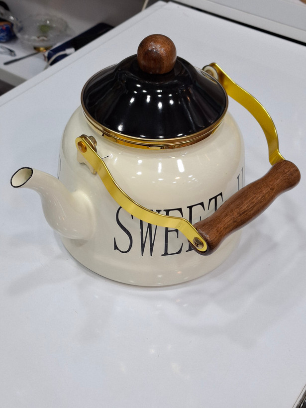 کتری لعابی طرح Sweet Home مدل دسته چوبی کرم و مشکی