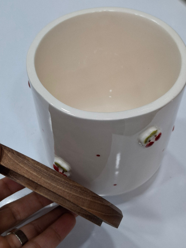 بانکه سرامیکی طرح آلبالو برجسته با درب چوبی