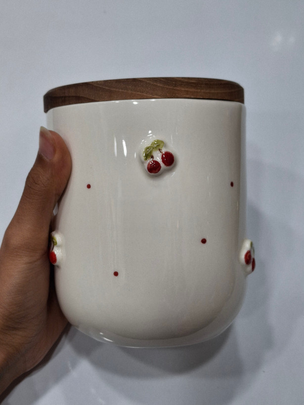 بانکه سرامیکی طرح آلبالو برجسته با درب چوبی
