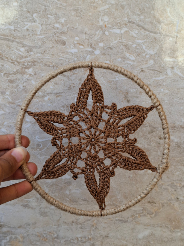 ماندالا مکرومه دیواری ۱۵ سانتی با حاشیه کنفی