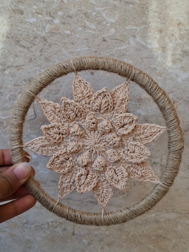 ماندالا مکرومه دیواری ۱۵ سانتی با حاشیه کنفی