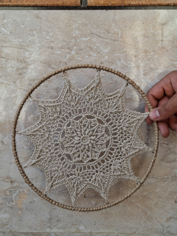 ماندالا مکرومه دیواری ۲۵ سانتی با حاشیه کنفی