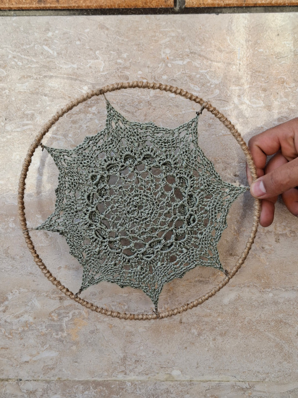 ماندالا مکرومه دیواری ۲۵ سانتی با حاشیه کنفی