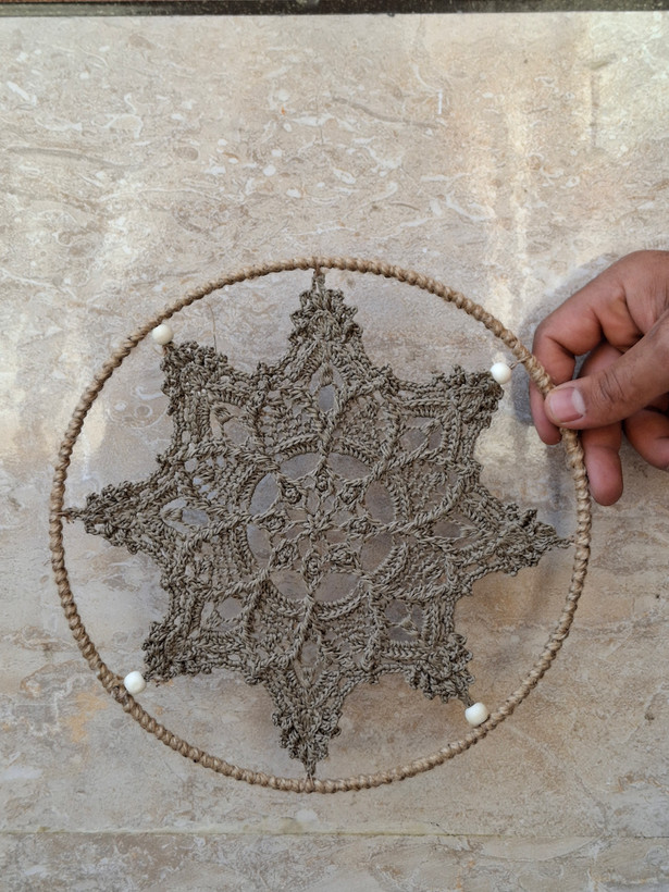 ماندالا مکرومه دیواری ۲۵ سانتی با حاشیه کنفی