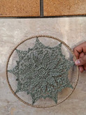 ماندالا مکرومه دیواری ۲۵ سانتی با حاشیه کنفی