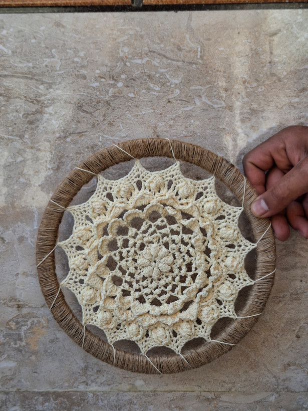 ماندالا مکرومه دیواری ۲۵ سانتی با حاشیه کنفی