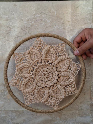 ماندالا مکرومه دیواری ۲۸ سانتی با حاشیه کنفی