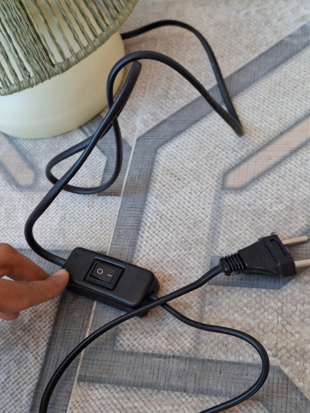 آباژور رومیزی سبز سدری با کلاهک رافیا کاغذی بافتهشده ارتفاع ۲۳ سانتیمتر