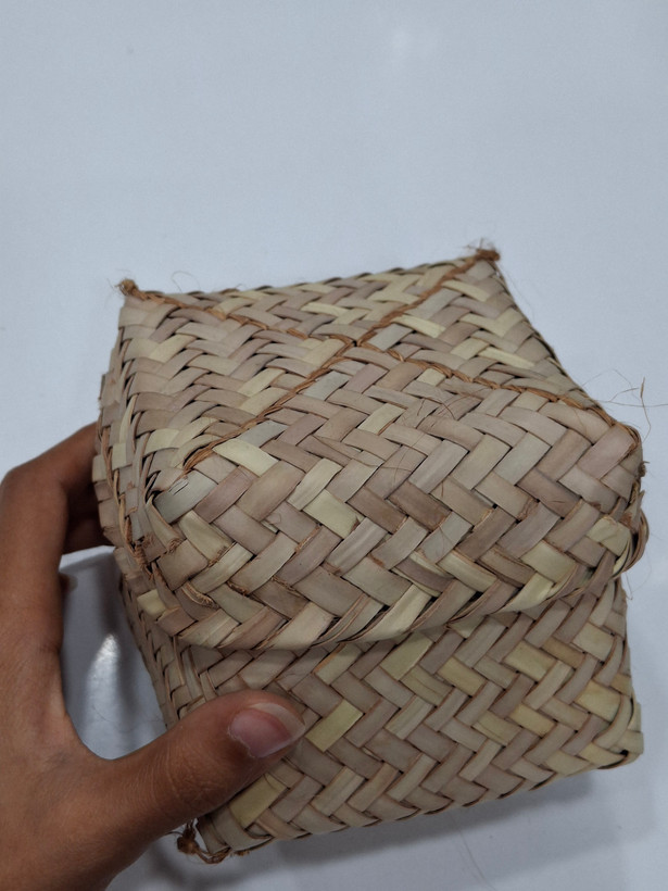 سبد حصیری مکعبی دربدار کوچک