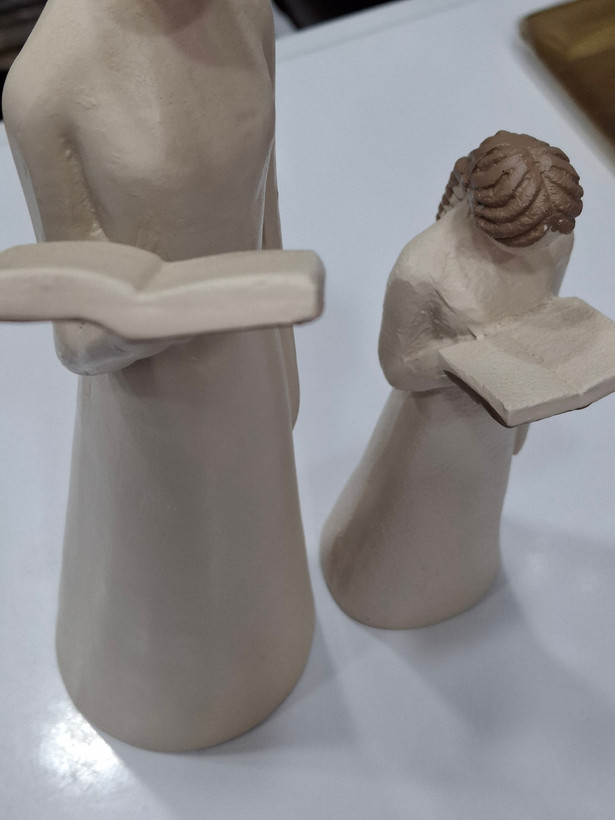 مجسمه دکوراتیو دو دختر کتابخوان پلیاستر